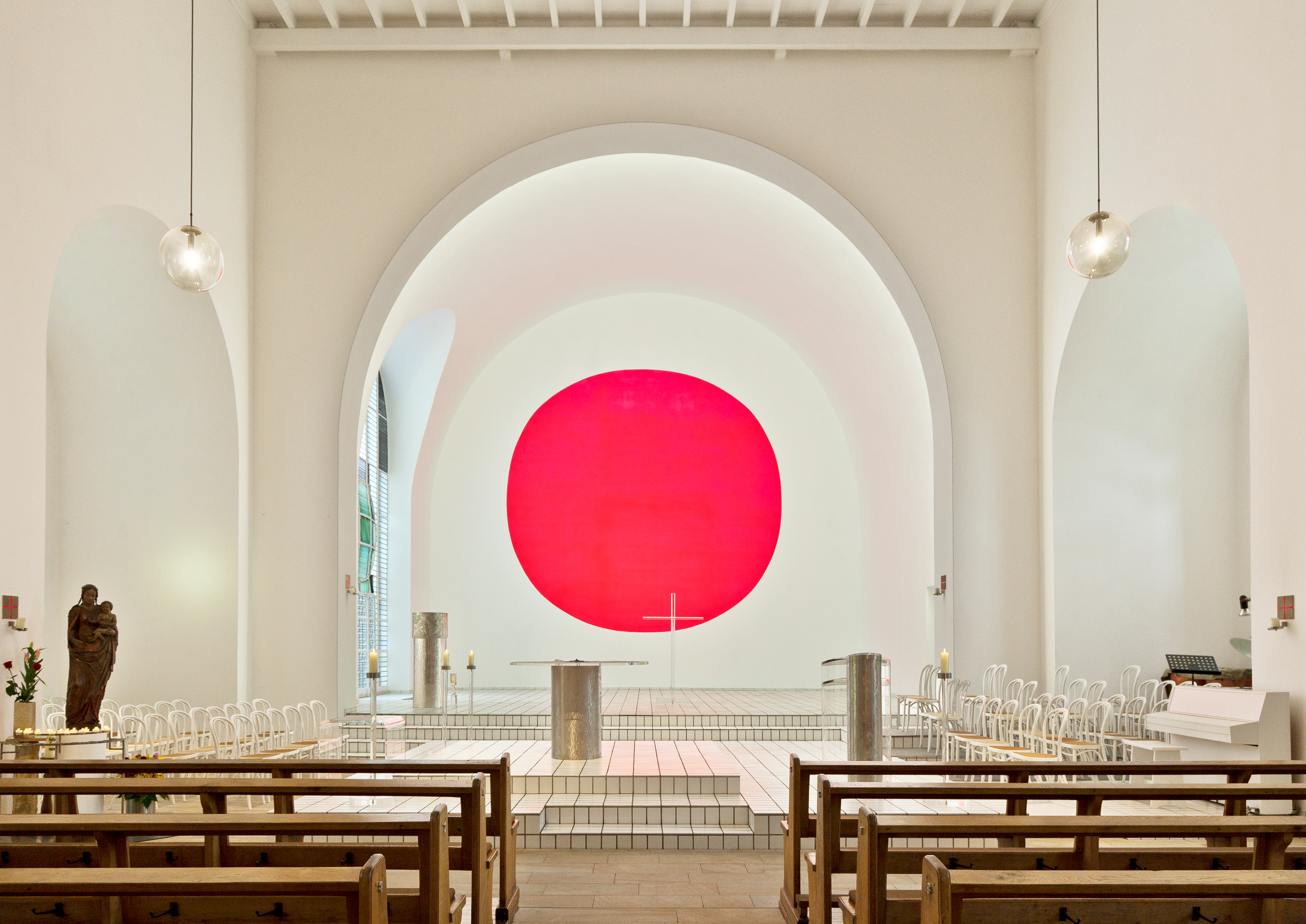 Gerundetes Rot in der Apsis der Kirche St. Ludwig, Ibbenbüren/Westfalen